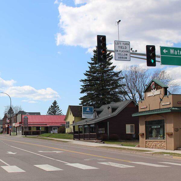 shops and reestuarants along highway 61 uptown in two harbors mn