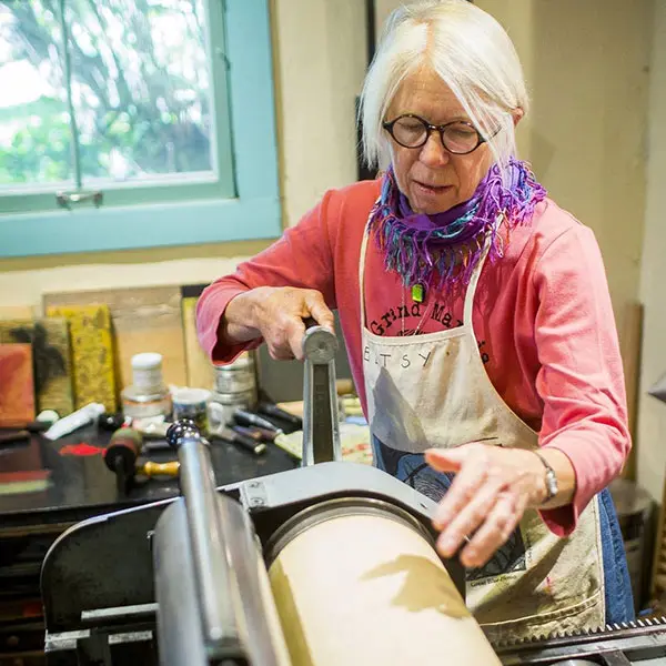 betsy bowen making woodcut prints at betsy bowen gallery and studios