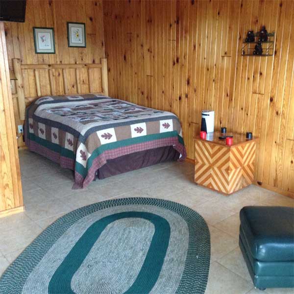 Earthwood Inn, Restaurant and Bar North Shore Visitor